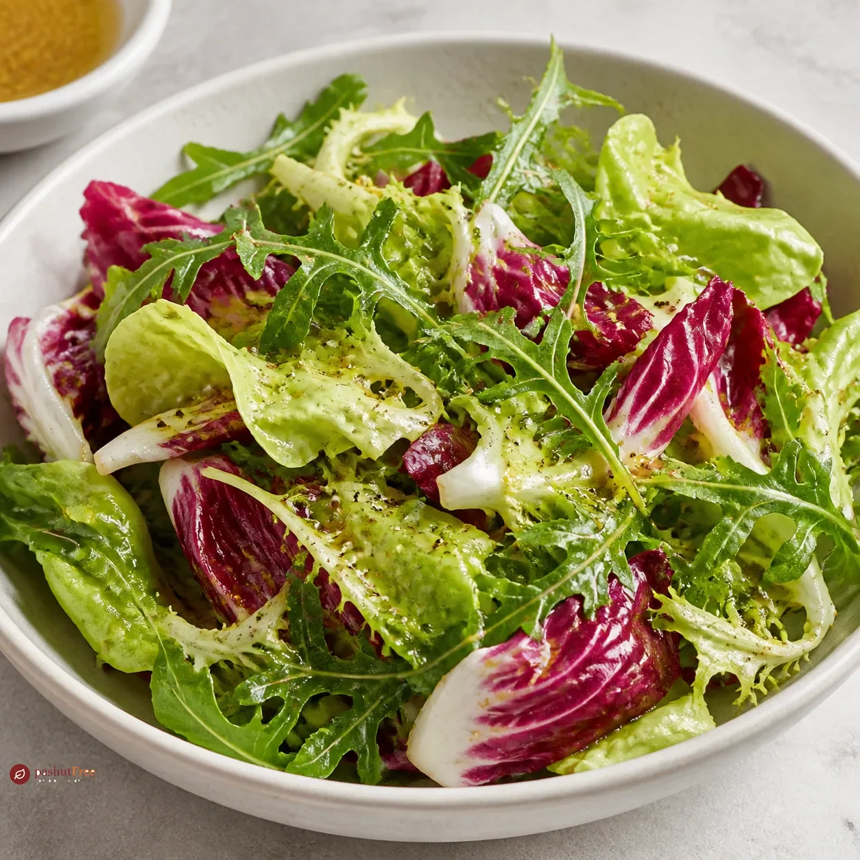 Ensalada de lechuga crujiente con aliño picante