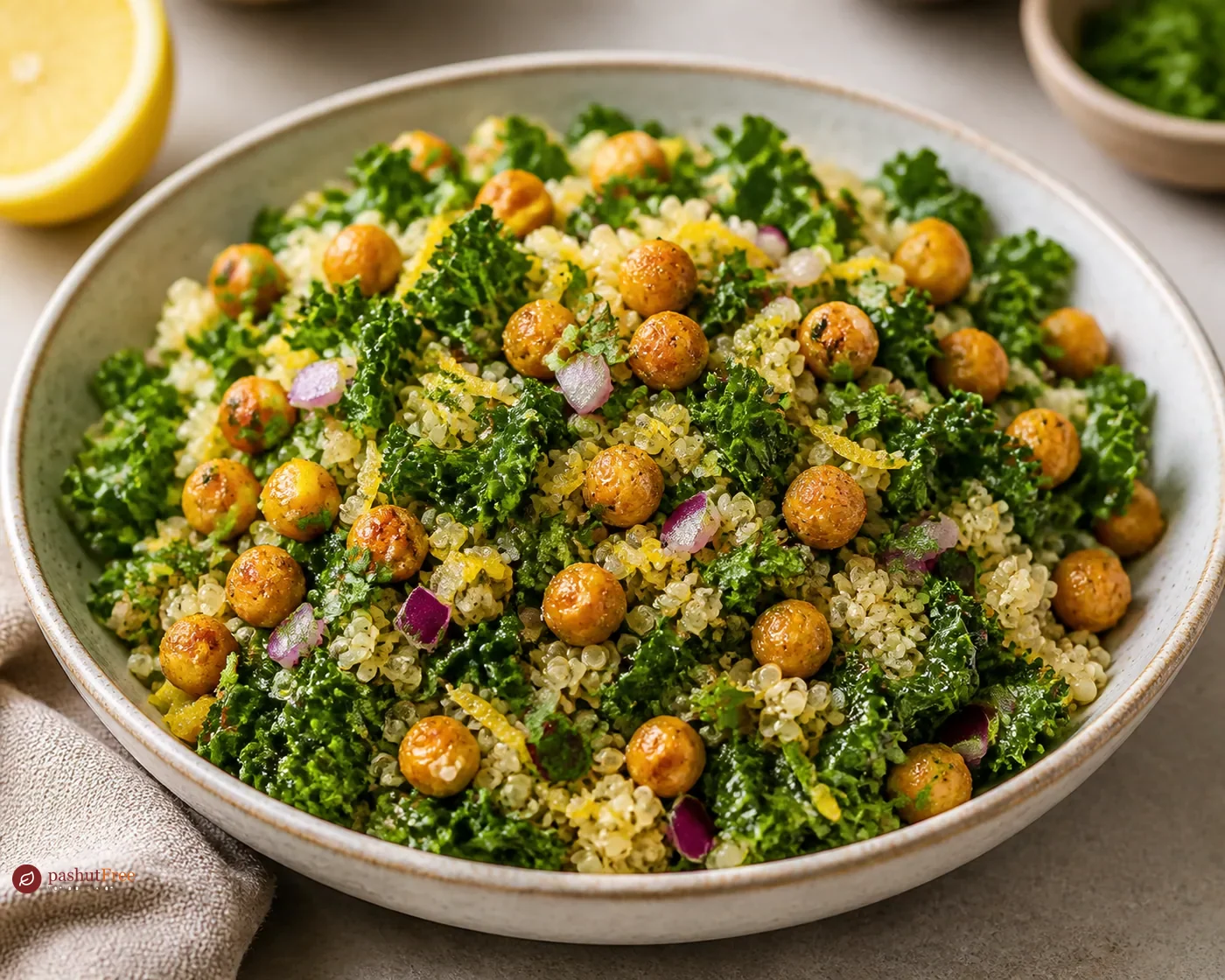 Ensalada de quinoa y kale al limón con garbanzos crujientes